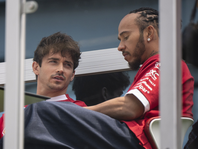 Charles Leclerc a Lewis Hamilton počas vzájomného rozhovoru