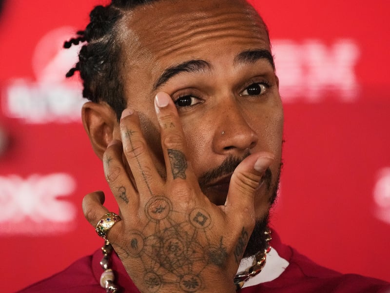 Britský pretekár Lewis Hamilton