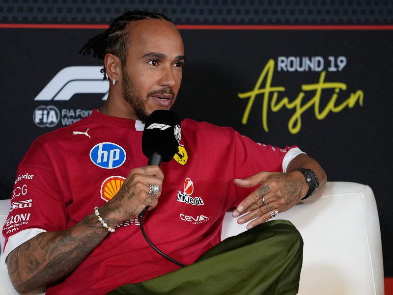 Britský pretekár Lewis Hamilton