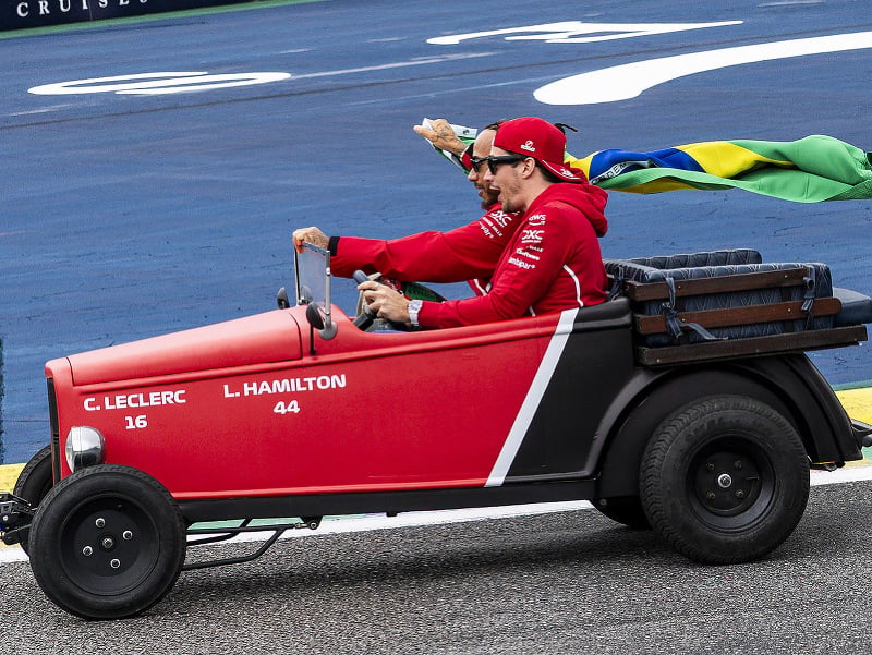 Charles Leclerc a Lewis Hamilton 