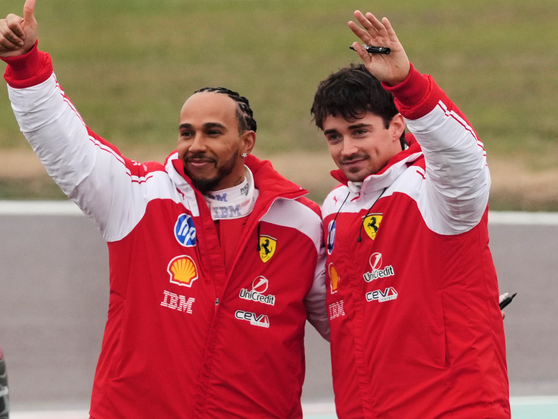 Charles Leclerc a Lewis Hamilton počas predsezónnych testov Ferrari vo Fiorano Modenese
