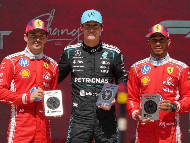 Víťazný jazdec Mercedesu George Russell z Británie (v strede) pózuje s jazdcom Ferrari Charlesom Leclercom (vľavo) na druhom mieste z Monaka a jazdcom Ferrari Lewisom Hamiltonom na treťom mieste