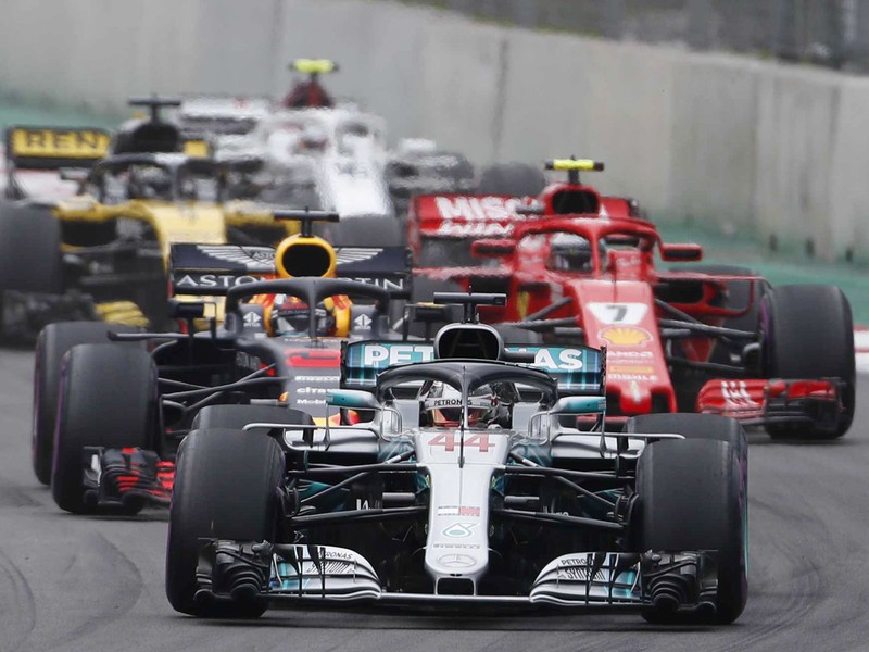Lewis Hamilton na čele pretekov