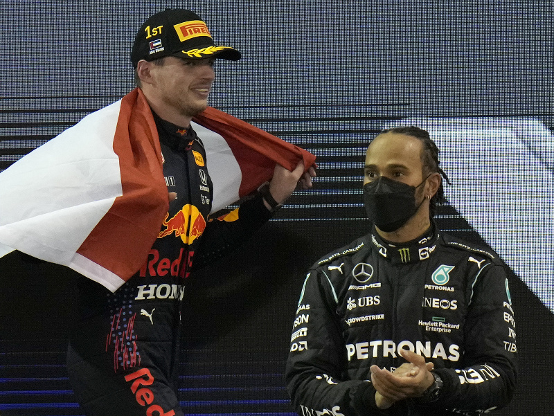 Obhajca titulu vo F1 Max Verstappen a jeho rival Lewis Hamilton