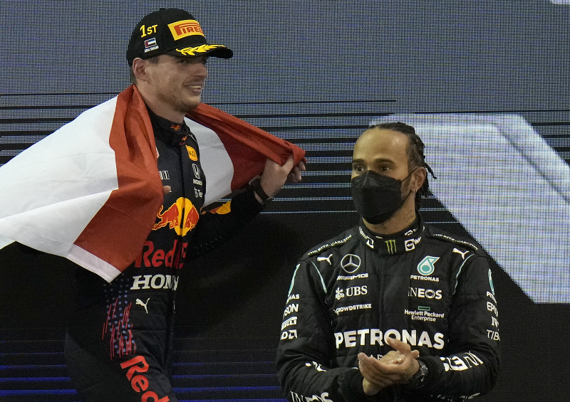 Čerstvý majster sveta F1 Max Verstappen a jeho rival Lewis Hamilton