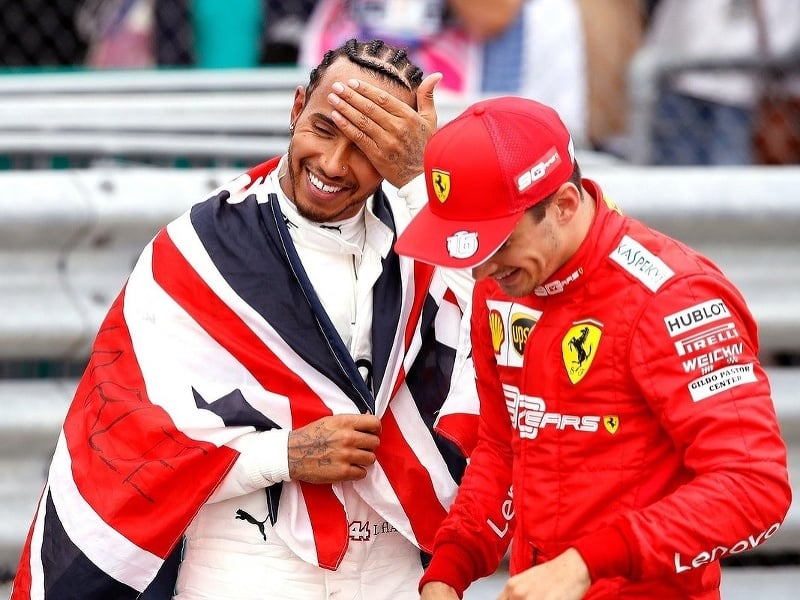 Na snímke piloti F1 Lewis Hamilton a Charles Leclerc, od sezóny 2025 tímoví kolegovia vo Ferrari