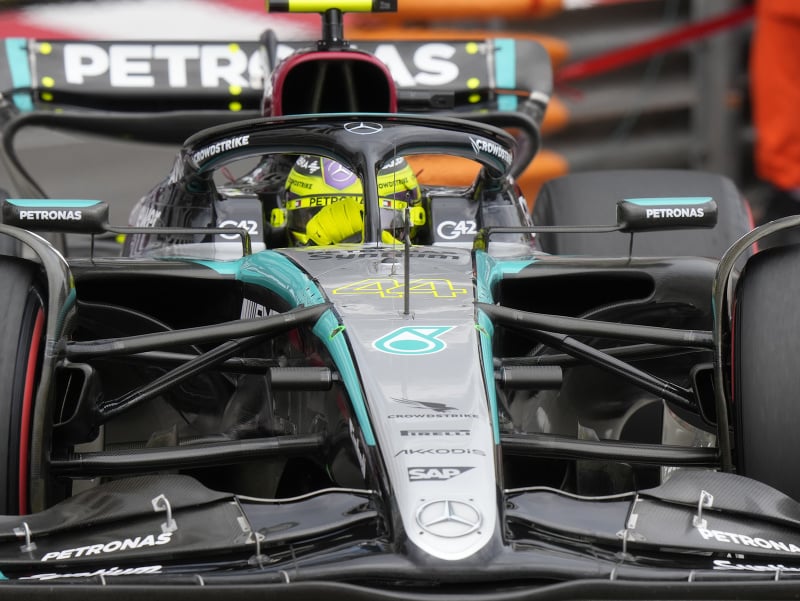 Lewis Hamilton z Mercedesu na tréningu pred VC Monaka
