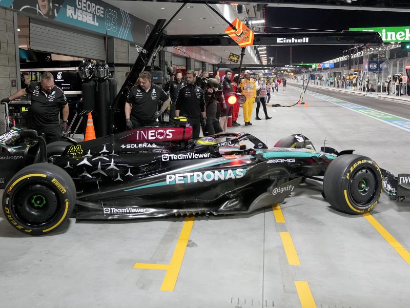 Pilot Mercedesu Lewis Hamilton