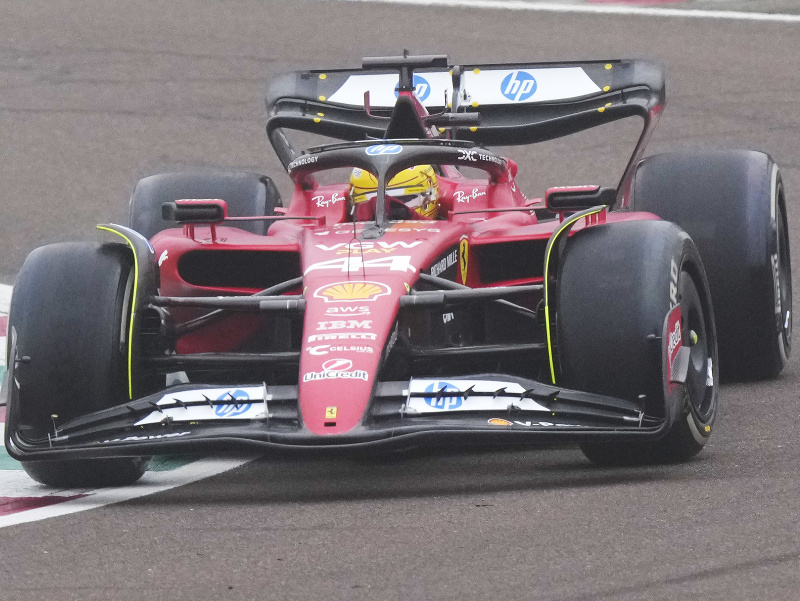 Lewis Hamilton absolvoval v stredu svoje prvé kolá v monoposte Ferrari.