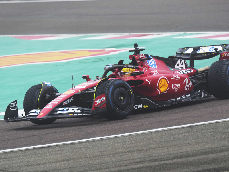 Lewis Hamilton počas jazdy v monoposte Ferrari