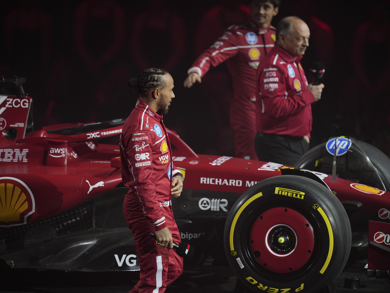 Šéf Ferrari Frederic Vasseur a piloti Lewis Hamilton a Charles Leclerc 
