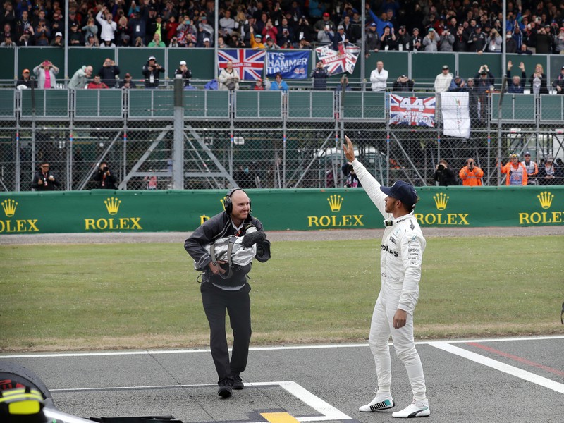 Lewis Hamilton nedal konkurencii šancu