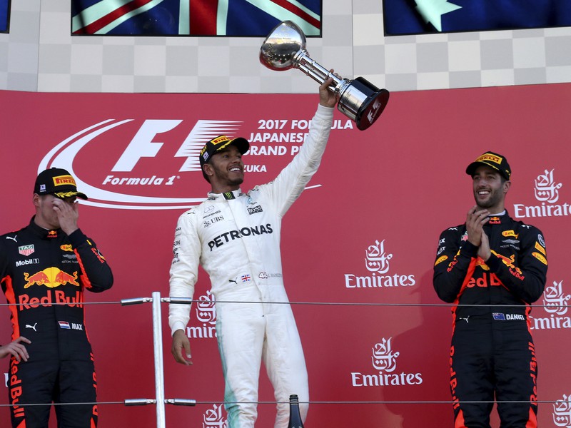Lewis Hamilton sa raduje z trofeje