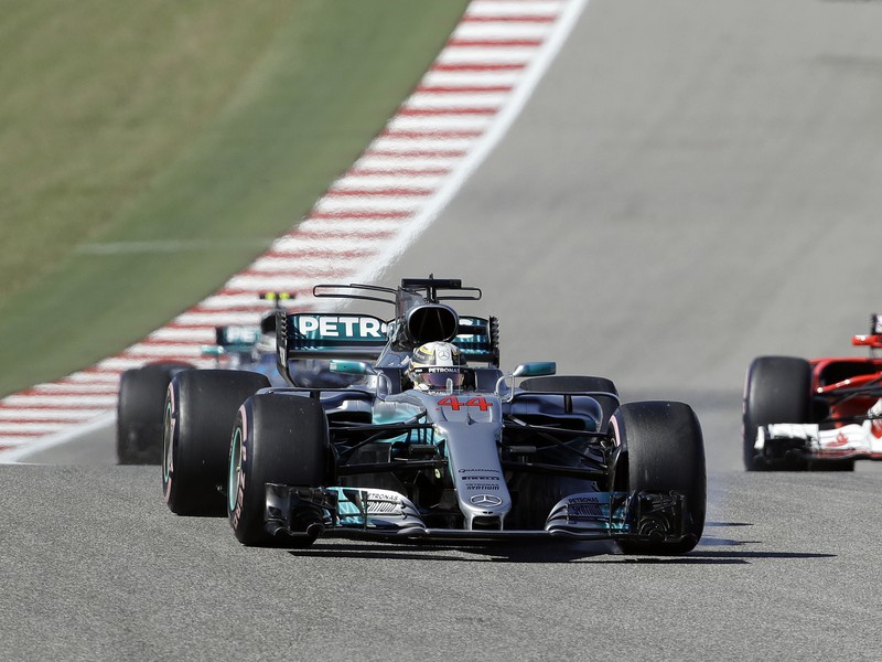 Lewis Hamilton pred Sebastianom Vettelom