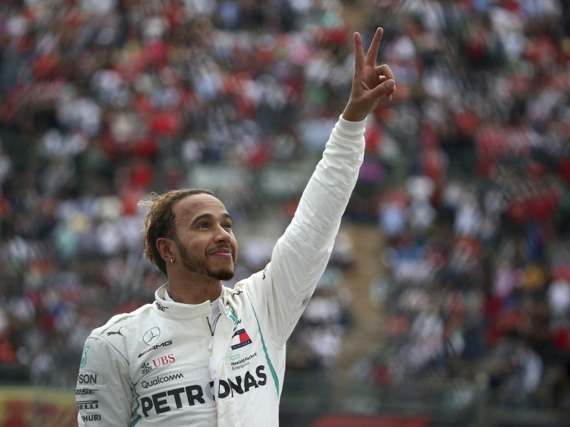 Lewis Hamilton oslavuje piaty majstrovský titul 