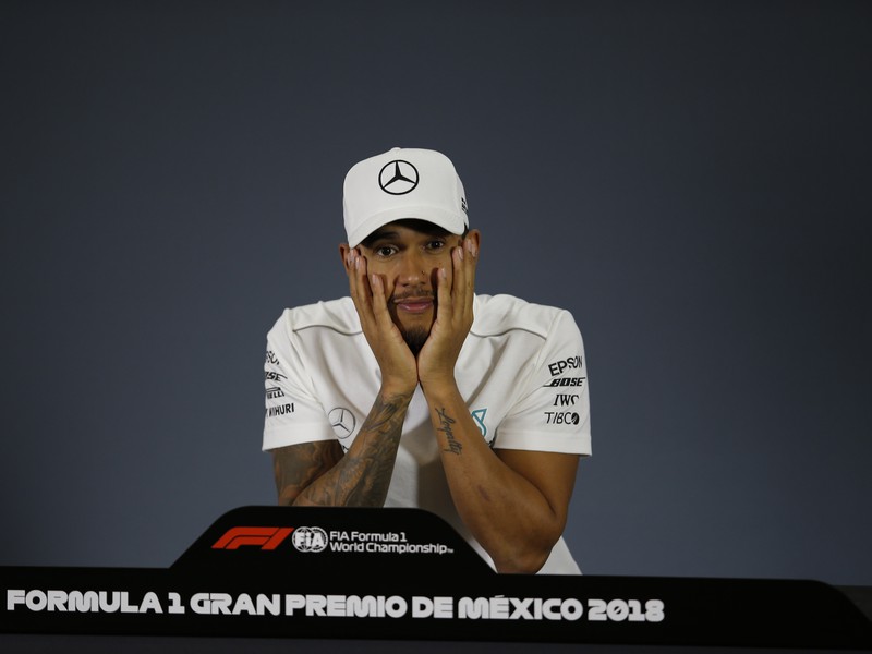 Lewis Hamilton oslavuje piaty majstrovský titul 