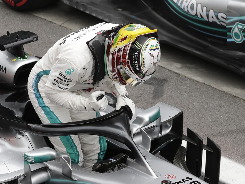 Brit Lewis Hamilton (Mercedes) oslavuje víťazstvo v kvalifikácii