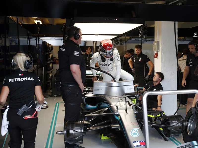 Brit Lewis Hamilton (Mercedes) vystupuje v boxe z monopostu počas druhého voľného tréningu