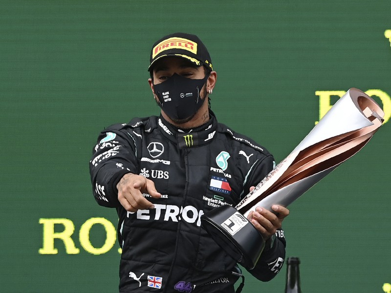 Lewis Hamilton sa vyrovnal Michaelovi Schumacherovi