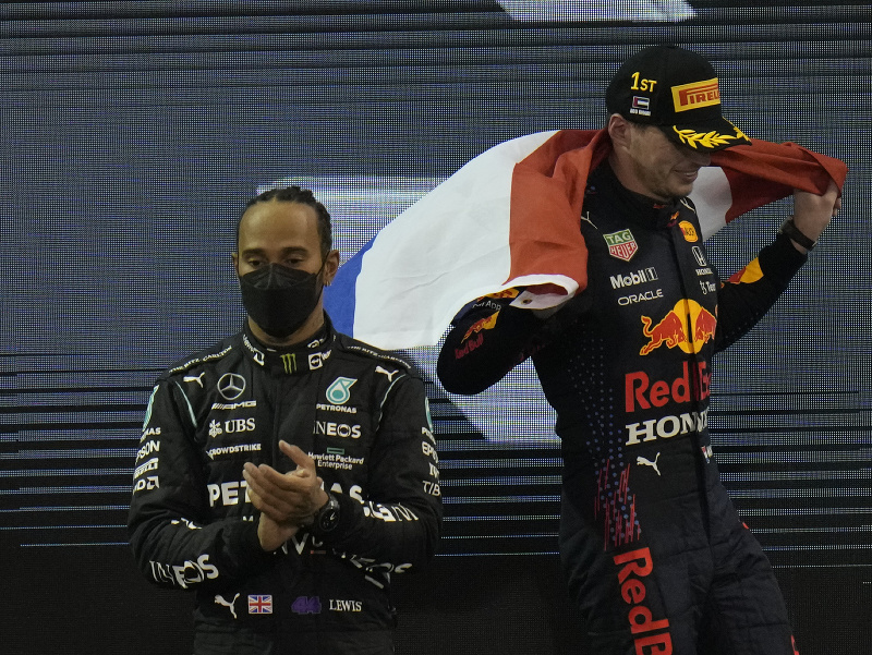 Lewis Hamilton a Max Verstappen na pódiu