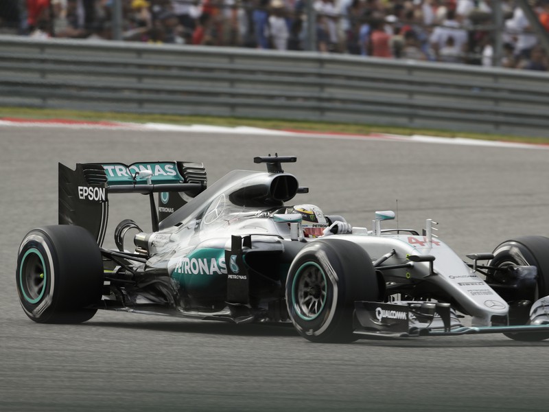 Lewis Hamilton si pripísal ďalší triumf