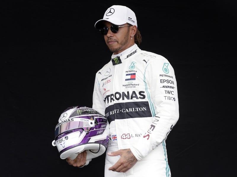 Lewis Hamilton pózuje s novou prilbou