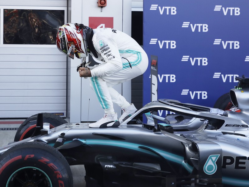 Lewis Hamilton oslavuje víťazstvo na VC Ruska 