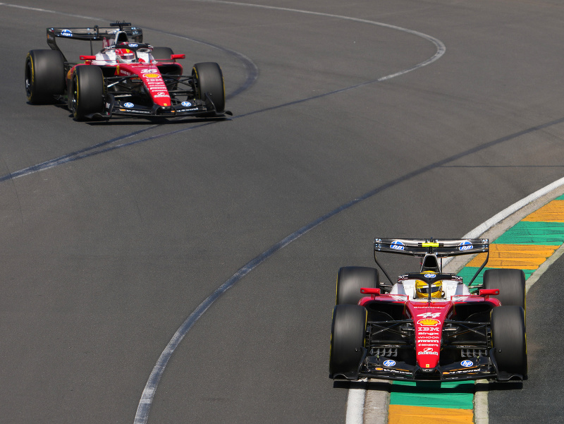 Lewis Hamilton a Charles Leclerc