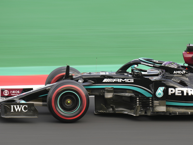 Britský jazdec Lewis Hamilton počas tréningu na VC Turecka