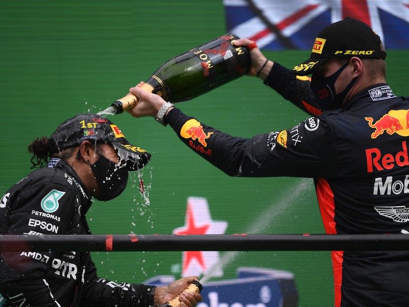 Lewis Hamilton a jeho víťazné oslavy na pódiu