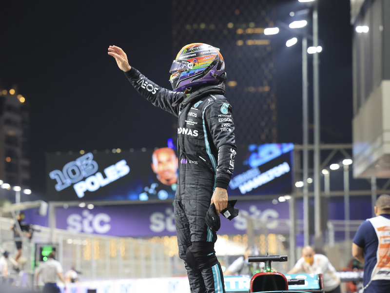 Lewis Hamilton oslavuje víťazstvo v kvalifikácii