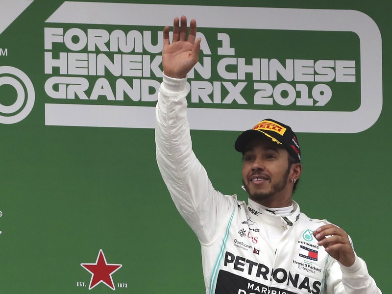 Lewis Hamilton a jeho víťazné oslavy