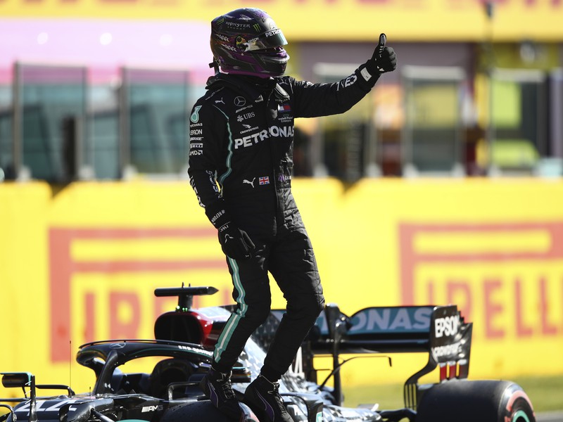 Lewis Hamilton a jeho víťazné oslavy
