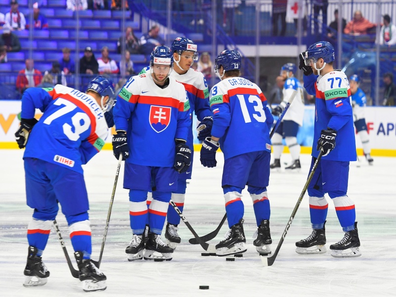 Slovenskí hokejisti Libor Hudáček, Jakub Sukeľ, Patrik Koch, František Gajdoš a Martin Faško-Rudáš sa rozcvičujú
