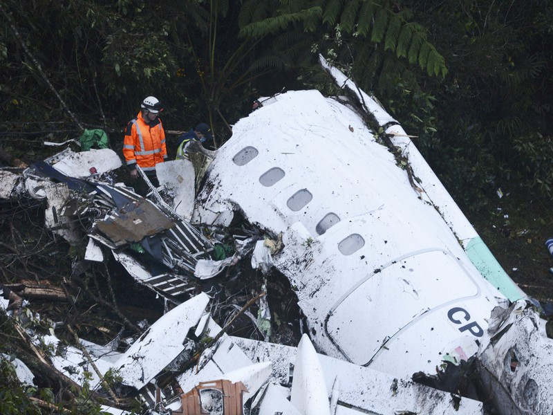 Záchranári prehľadávajú trosky lietadla, na palube ktorého boli aj brazílski futbalisti