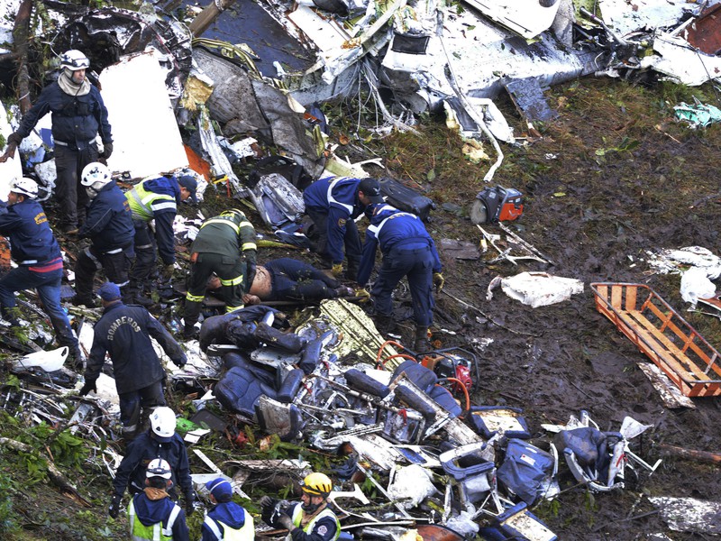 Záchranári prehľadávajú trosky lietadla, na palube ktorého boli aj brazílski futbalisti
