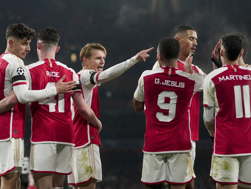 Hráč Arsenalu Martin Odegaard (uprostred) oslavuje so spoluhráčmi strelený gól