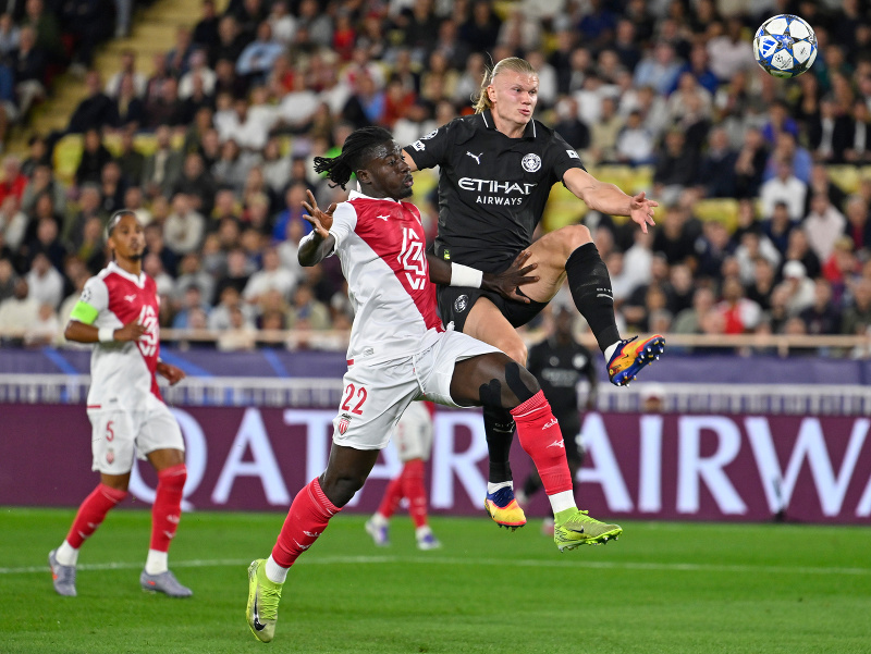 Hráč Monaka Mohammed Salisu (vľavo) v súboji s Erlingom Haalandom z Manchesteru City