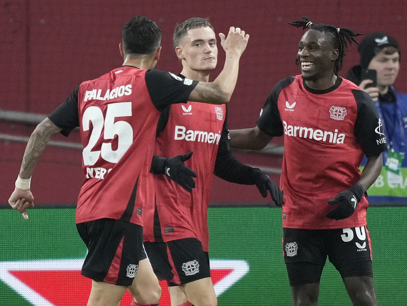  Florian Wirtz (uprostred) oslavuje strelený gól so spoluhráčmi z Leverkusenu