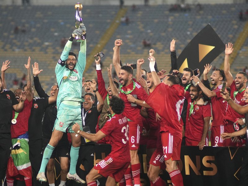 Hráči egyptského Al Ahly oslavujú triumf v africkej Lige majstrov