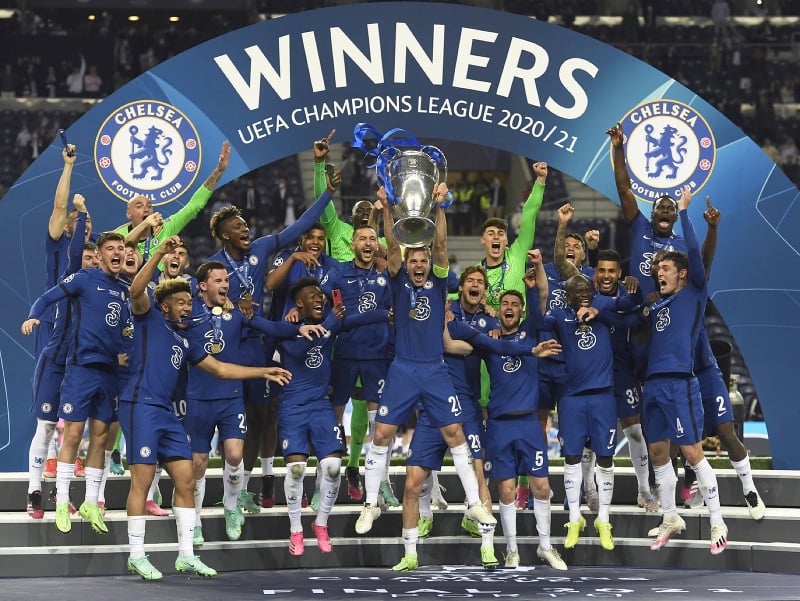 Hráči Chelsea oslavujú s trofejou pre víťaza Ligy majstrov