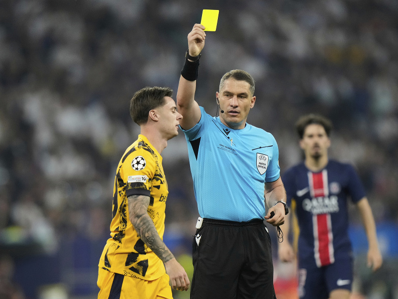 István Kovács udeľuje žltú kartu hráčovi Interu Nicolovi Zalewskemu
