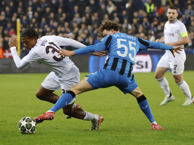 Maxim De Cuyper (vpravo) a Leon Bailey v súboji
