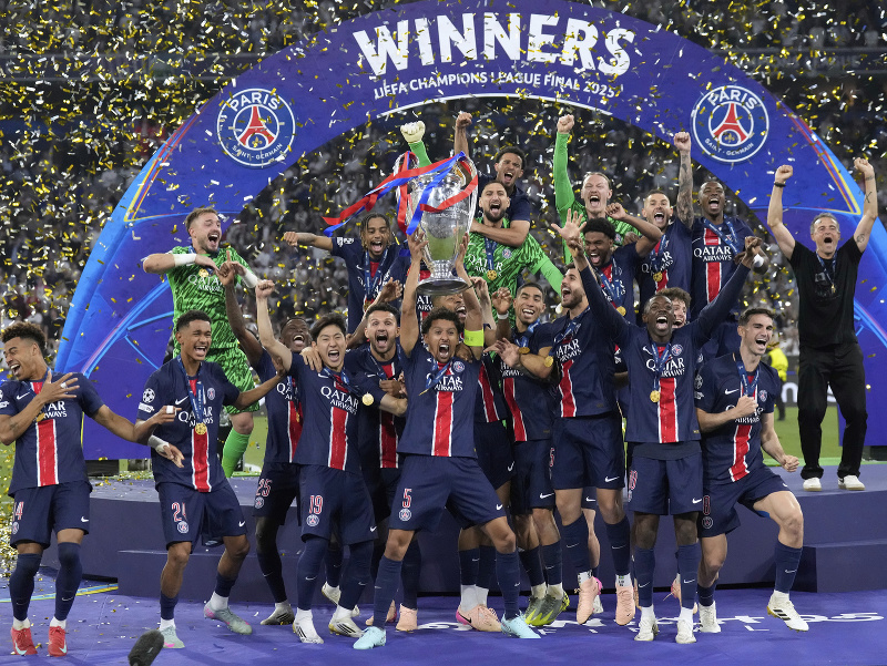 Futbalisti Paríža St. Germain pózujú s trofejou po triumfe vo finále Ligy majstrov