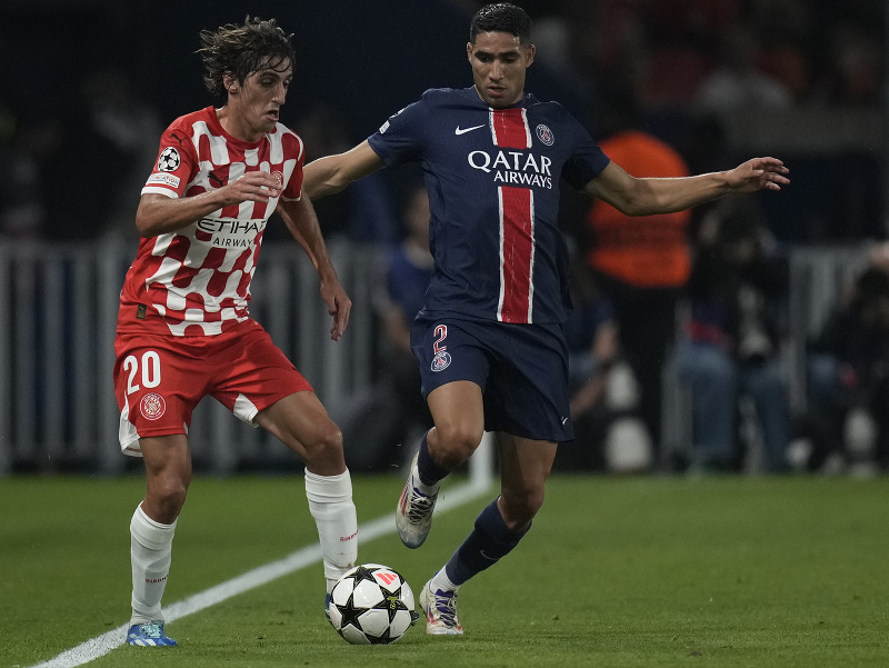 Futbalista Bryan Gil (vľavo) z Girony a Achraf Hakimi z PSG