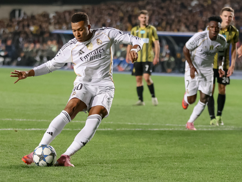 Kylian Mbappé strieľa gól z penalty 
