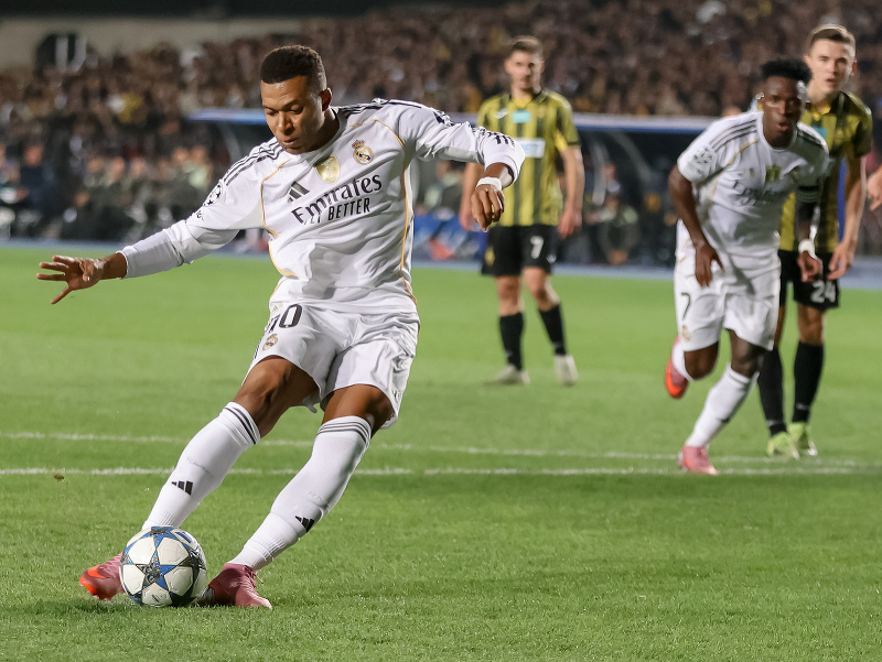 Kylian Mbappé strieľa gól z penalty 
