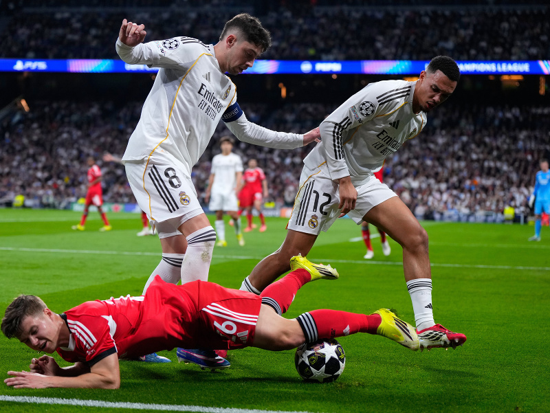 Alexander Bah z Benficy (vpredu) sa súbojuje o loptu s Federicom Valverdem z Realu Madrid (vľavo) a Trentom Alexanderom-Arnoldom z Realu Madrid
