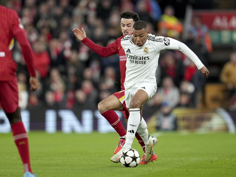 Kylian Mbappé s loptou na kopačkách
