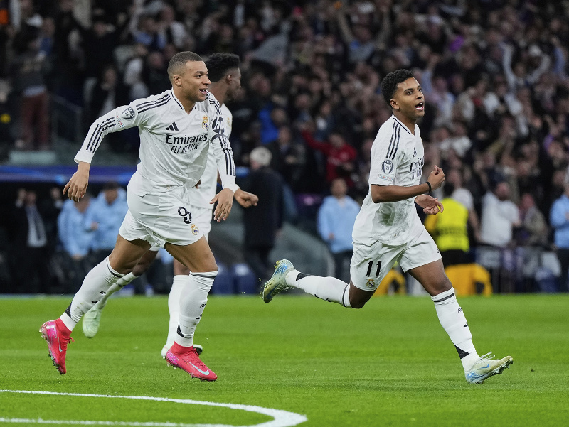 Kylian Mbappé (vľavo) a Rodrygo oslavujú gól
